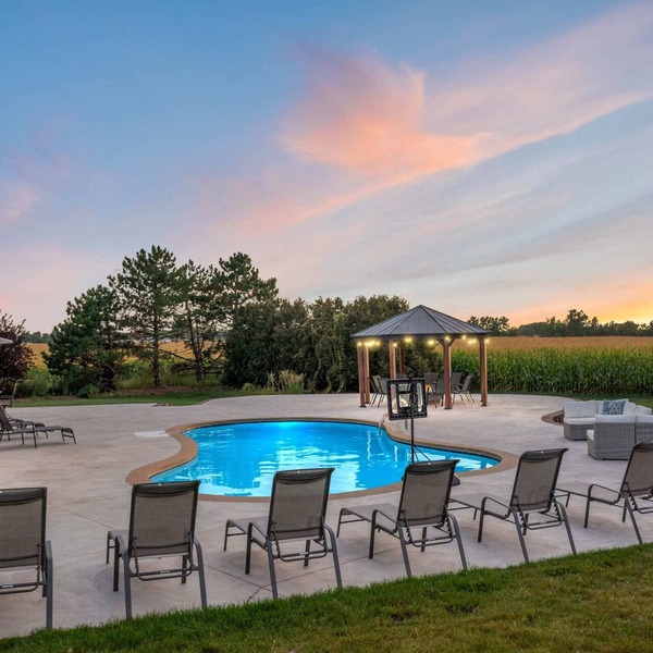 Sleeps 30 | Crew-Friendly | Pool & Hot Tub