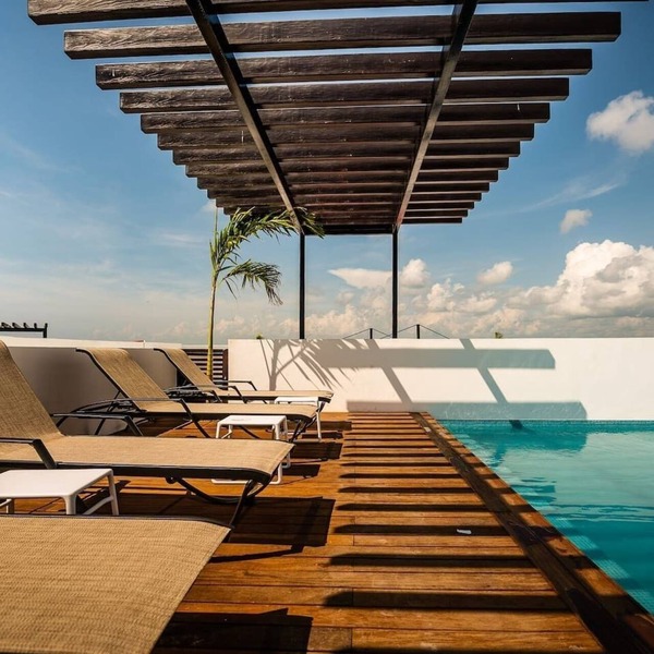 Sleeps 5. Rooftop infinity pool, 2 bed, 2.5 baths, 2nd floor