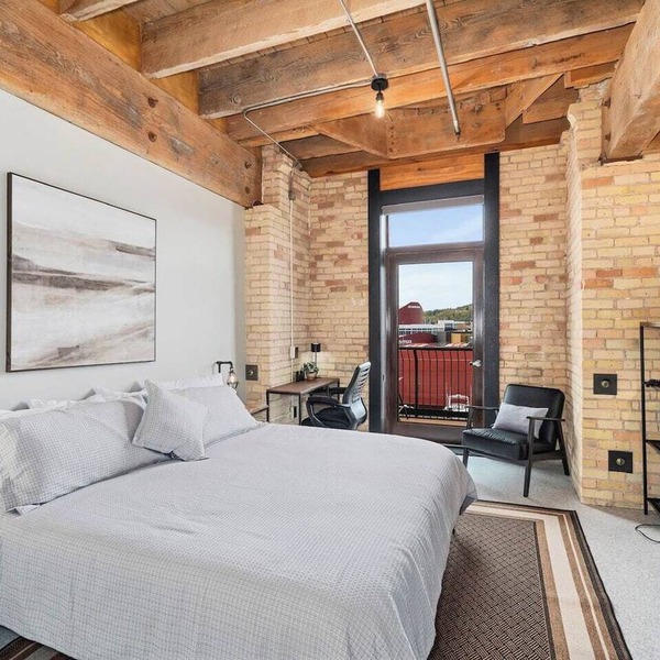 Sleeps 6 in Canal Park with a Balcony