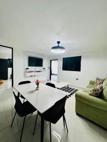 Sleeps 6 Luxe 2BR Apt Prime Location Free Parking