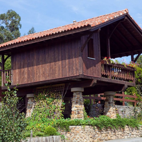 Small cottage with pool near the sea