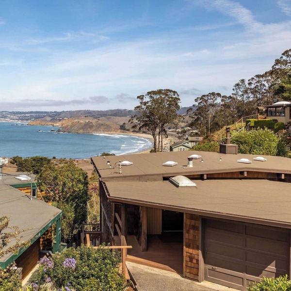 Small Home with Ocean View walk to Restaurants, Brewery, Shops, Beach