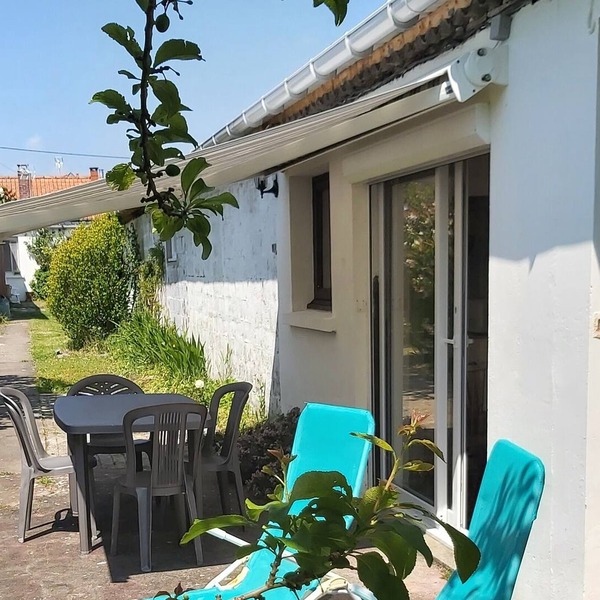 small independent studio on one level in the middle of a plot of 1000m2