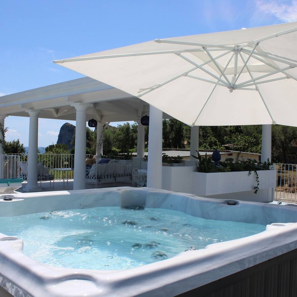 Small villa a stone's throw from the sea with breathtaking views