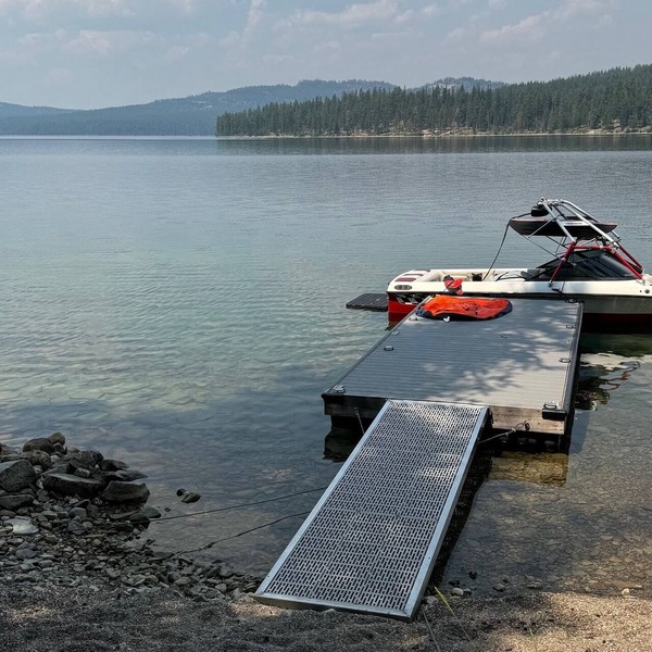 Small waterfront cabin with private dock on beautiful McGregor Lake