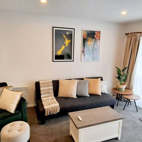 Smart Stay: Modern Apt w/Free Parking, Near Uni