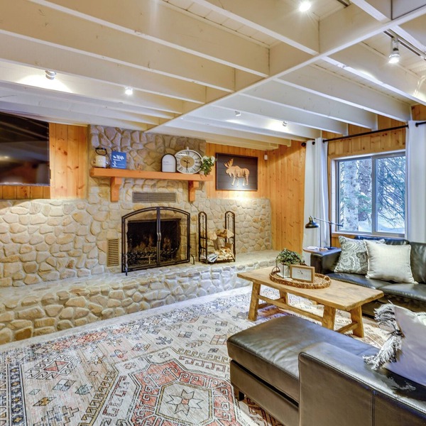 Solitude Mountain Cabin: Creek-Side View & Hot Tub