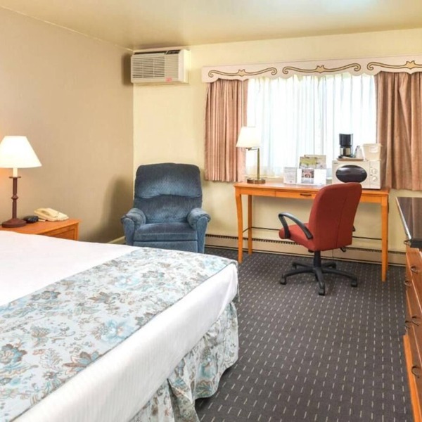 Solvang Danish Adventure! 2 units w/Continental Bfast, Parking, Swimming Pool