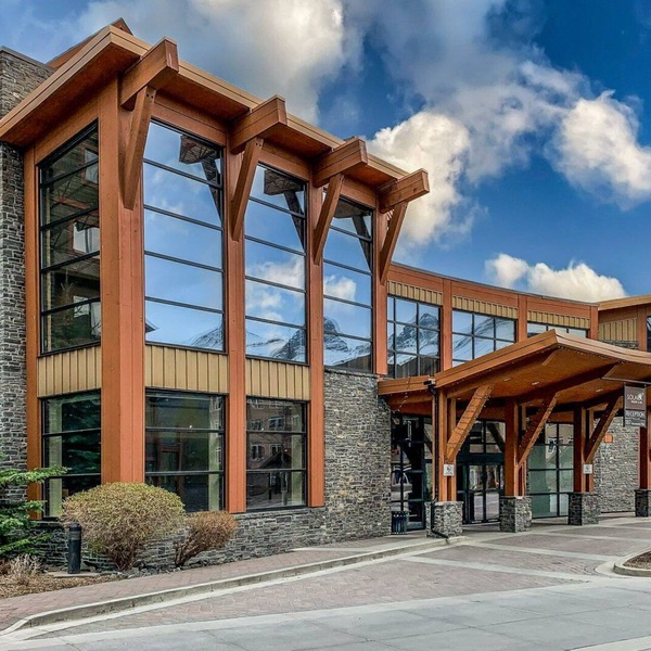 Sophisticated Mountain Condo – Pool & Hot Tub