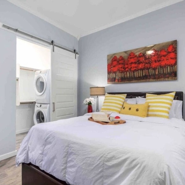 Spacious 1 Bd guesthouse. 1 QS bed +1 QS sleeper sofa Close to Spring training