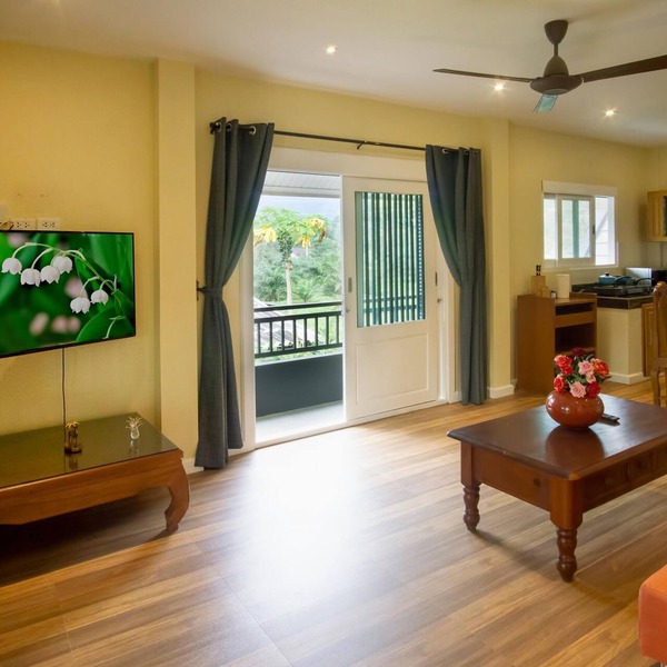 Spacious 1 Bed Apartment Jade with balcony, office and complimentary moped.