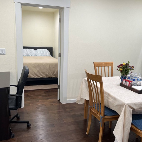 Spacious 1 bedroom apartment 2 mins to shopping malls and restaurants
