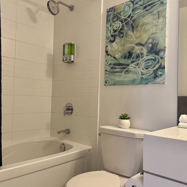 Spacious 1 bedroom + den w/parking