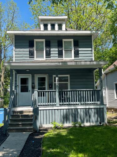 Spacious 1 Bedroom Duplex