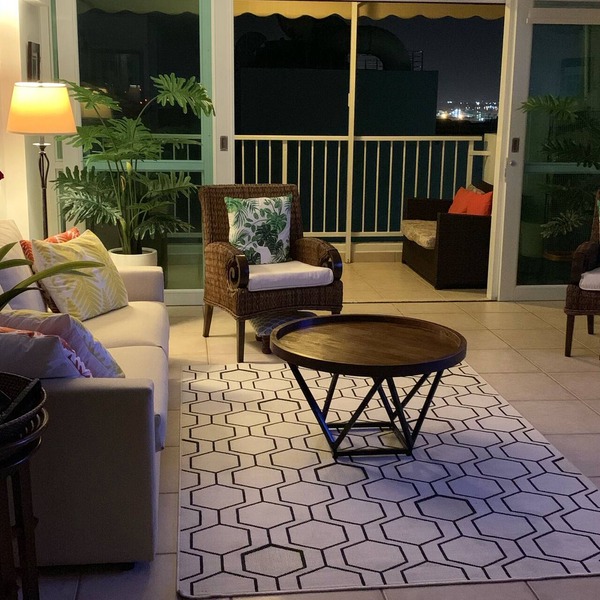 Spacious 1 bedroom with Breathtaking views steps to beach free wifi & parking