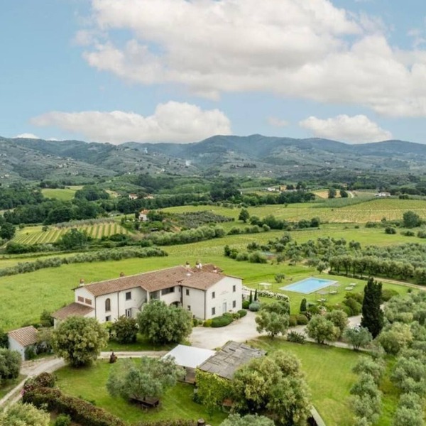 Spacious 10-bedroom villa in awesome Vinci with AC