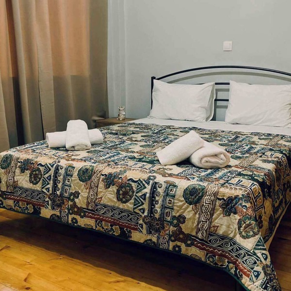 Spacious 2 Bd Apt in Quiet Troezen Village