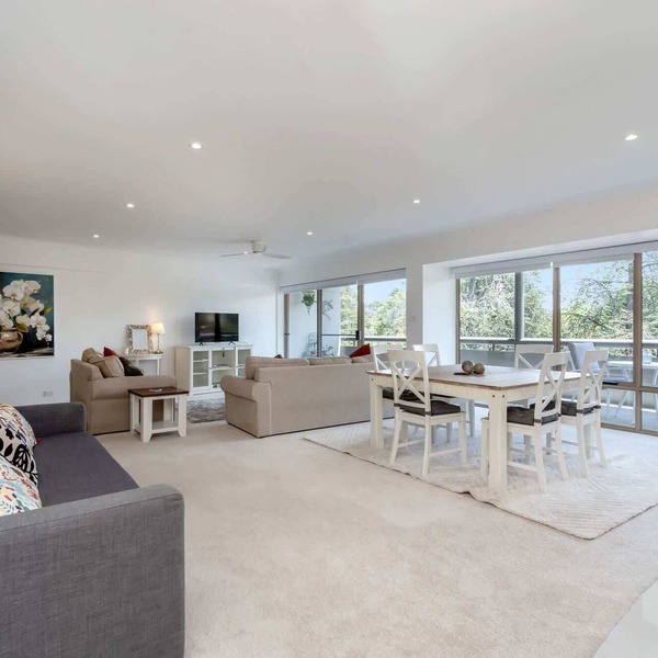 Spacious 2-Bed Apartment Near Dining & Attractions