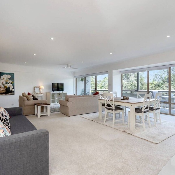 Spacious 2-Bed Apartment Near Dining & Attractions