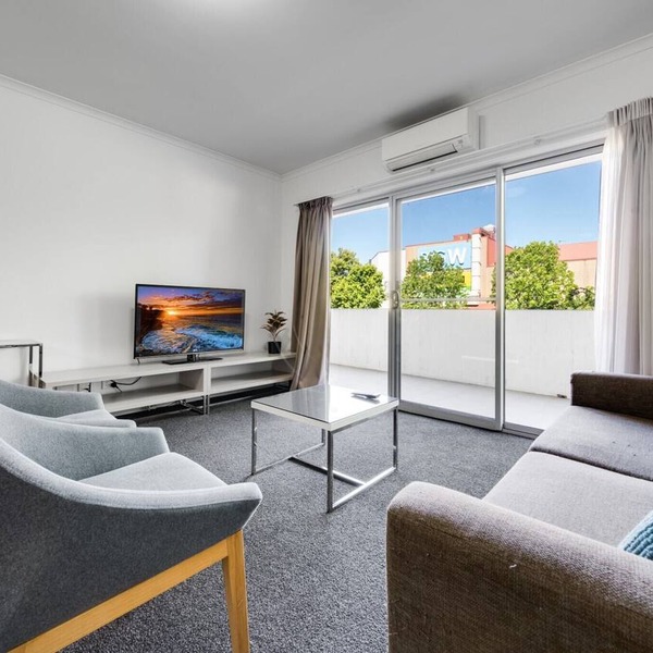 Spacious 2-Bed Conveniently by Lake Tuggeranong