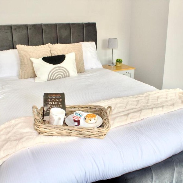 Spacious 2 Bed Flat - 5 mins to St Helens Centre - Free Parking