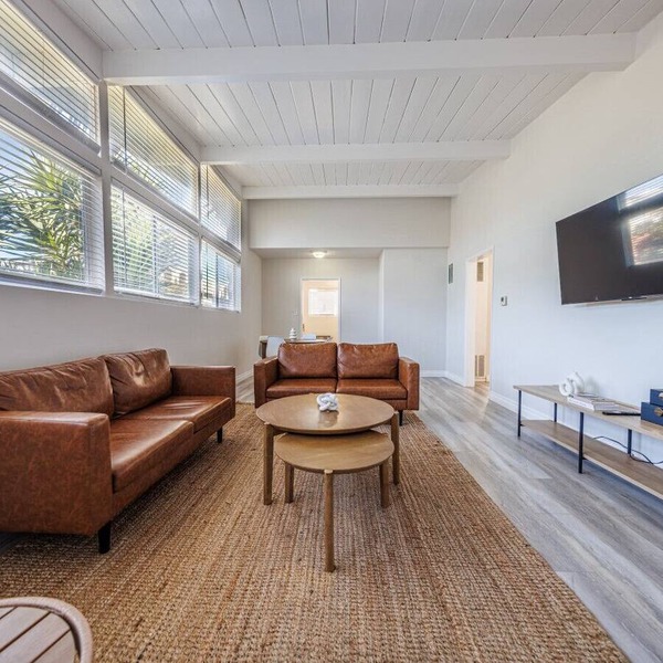 Spacious 2-Bedroom Apt in Beverly Hills Residential Area