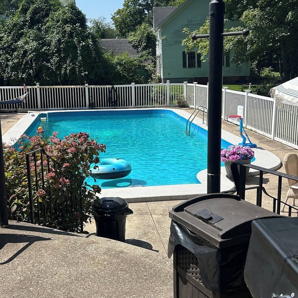 Spacious 2-bedroom apartment in Foxborough with AC, Kitchen and inground pool.