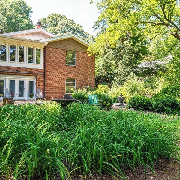 Spacious 2-bedroom apartment in historic Hickory neighborhood