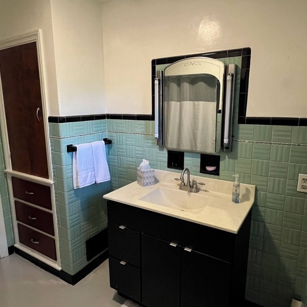 Spacious 2 bedroom apartment is central to everything Rochester has to offer +