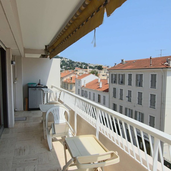 🌟 Spacious 2-Bedroom Apartment with Terrace – Prime Location in Cannes 🌴