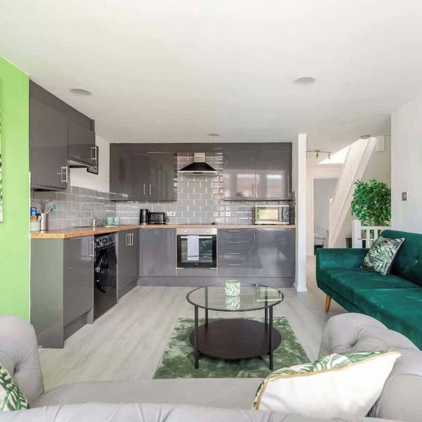 Spacious 2-Bedroom Flat Near Central Bristol