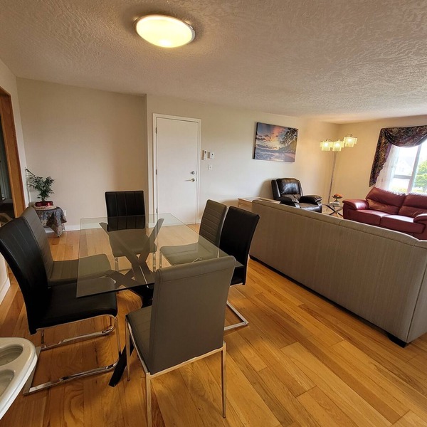Spacious 2-bedroom Suite with parking and AC