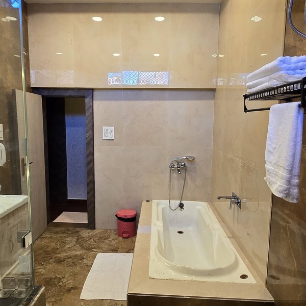 Spacious 2-bedroom with kitchen apartment with WiFi, AC in tranquil Vrindavan