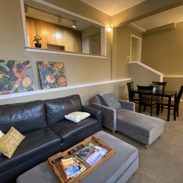 Spacious 2Bdrm walkable to UW, Shopping and More