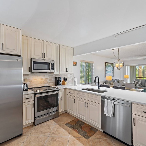 Spacious 2BR 2BA apartment close to the beach