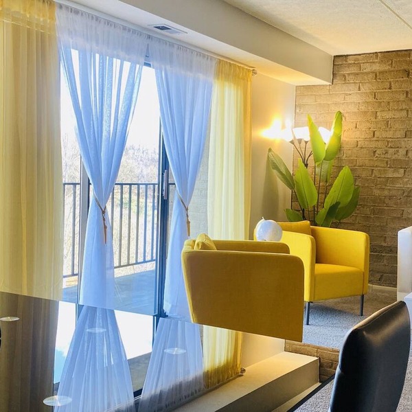 Spacious 2BR Apartment w/Balcony Free Parking Near UPMC
