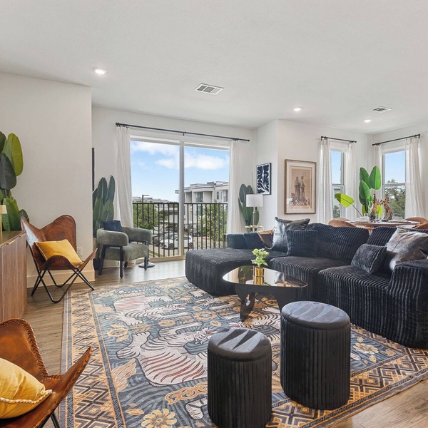 Spacious 2BR Corner Unit w/Pool, Bright Layout
