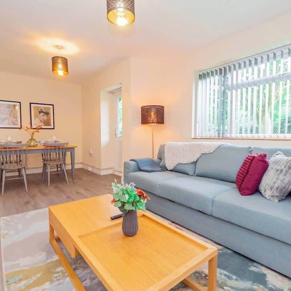 Spacious 2BR Flat @ Summertown | Sleeps 7 | 5 Star