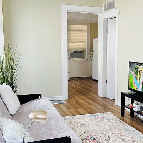 Spacious 2BR House with Netflix, BBQ, and Patio Near City Centre