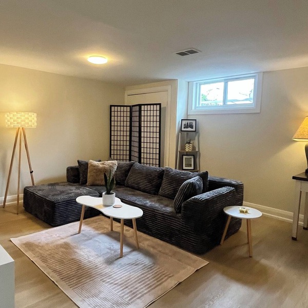 Spacious 2BR Toronto Suite/Parking+Laundry/Extended Stays/Near GO+ Downtown