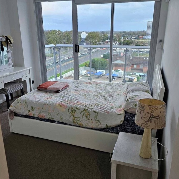 Spacious 3 bed/2 full bath/2 car space and 5 minutes walk from train station