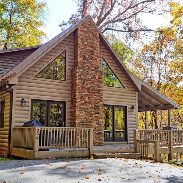 Spacious 3-bedroom cabin in West Jefferson, NC with game room and cozy fireplace.