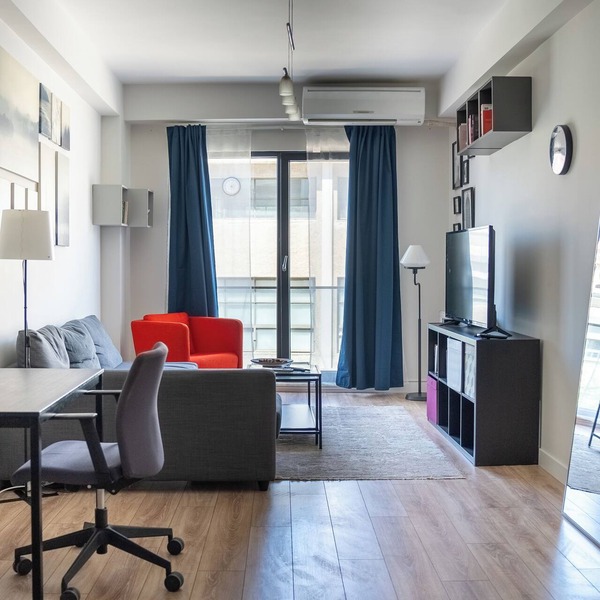 Spacious 3-bedroom apartment with WiFi, AC in charming Istanbul