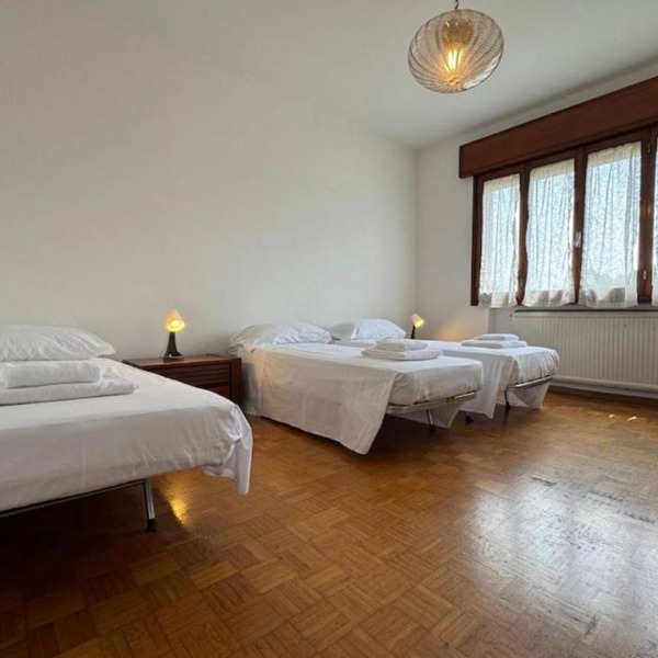 Spacious 3-Bedroom Apartment with Parking near Monte Grappa