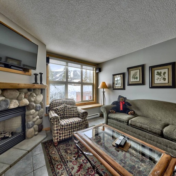 Spacious 3 Level Condo Close to Village | Access to Ski-Out Trail | Private Hot Tub | Fireplace