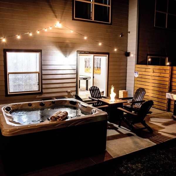 Spacious 3BD 2.5BA Retreat with Hot Tub & Fire Pit