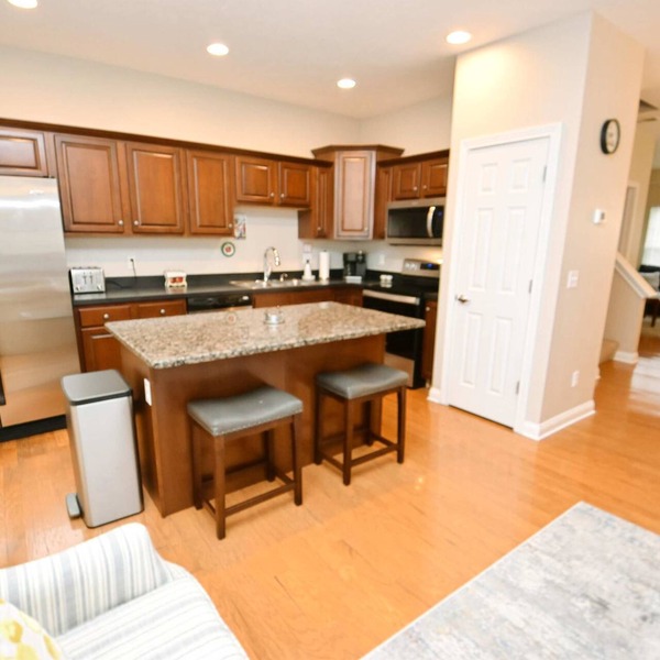 Spacious 3BR 3.5 bath Townhome w/Garage (123P)