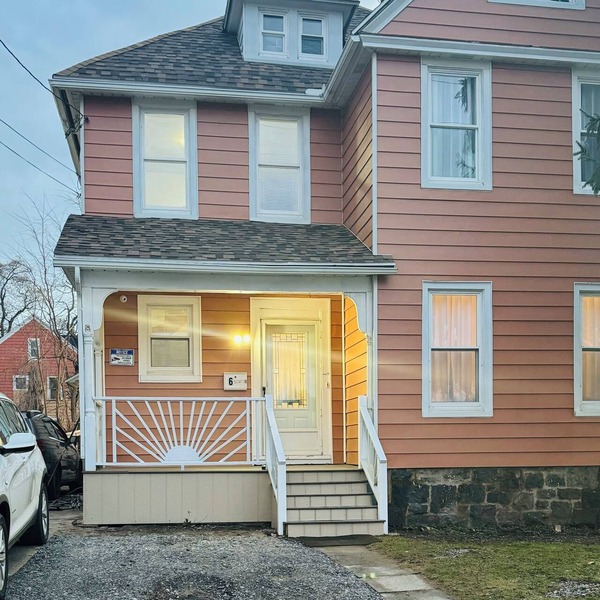 Spacious 3BR Home - Sleeps 10 - Perfect for Families & Groups.