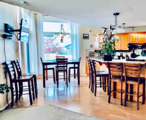 Spacious 3BR Retreat w-Hot Tub Ravine Sleeps 9