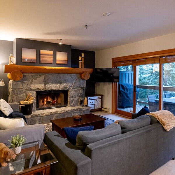 Spacious 3BR:Sleeps 8 Comfortably,Pool,Hot Tub,Patio+BBQ& Near Valley Trail!